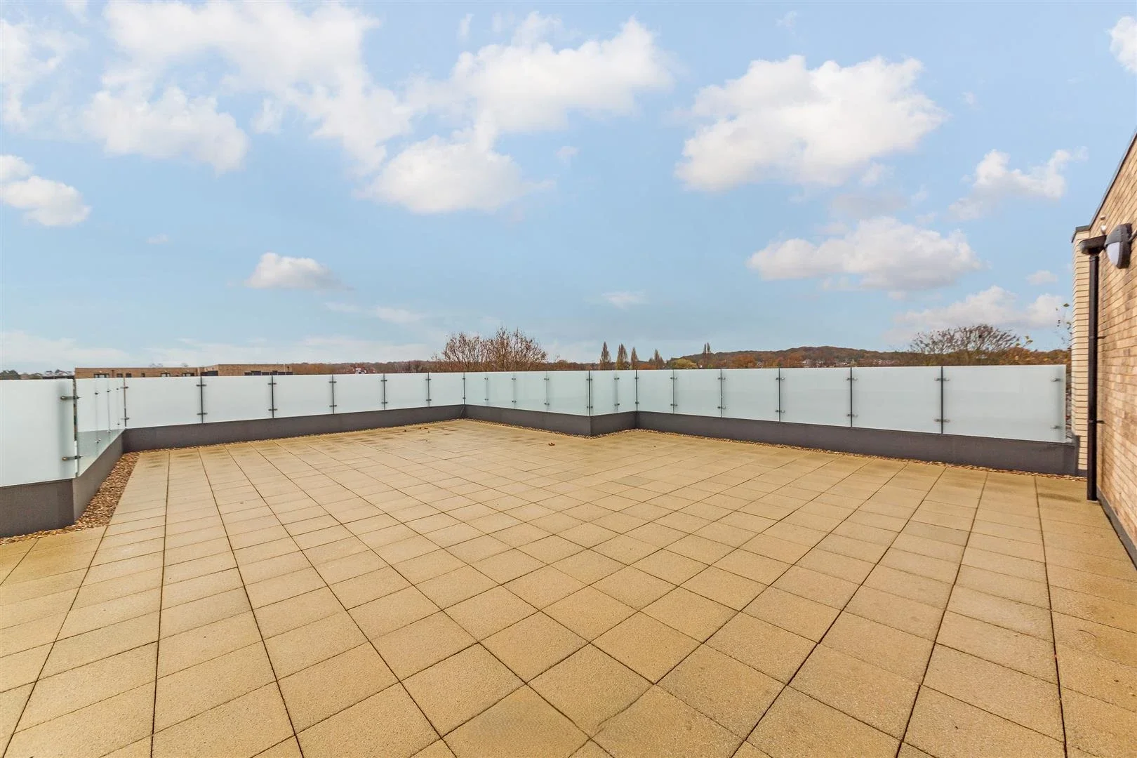Flat Chingford Mount Road in Greater London