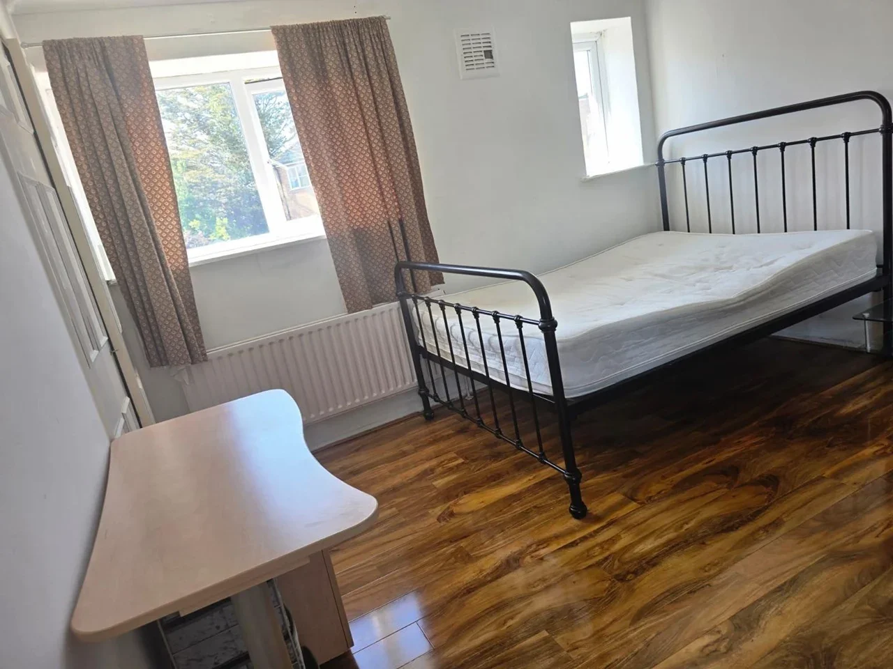 Room Morris Road in Greater London