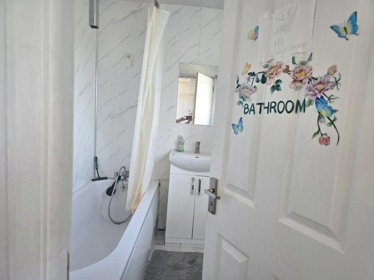 Room Morris Road in Greater London