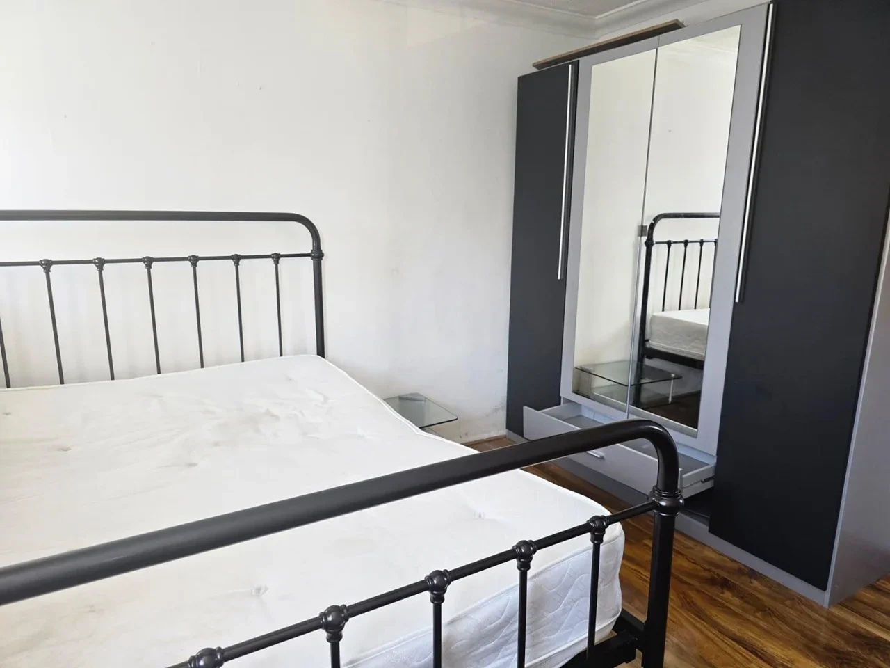 Room Morris Road in Greater London