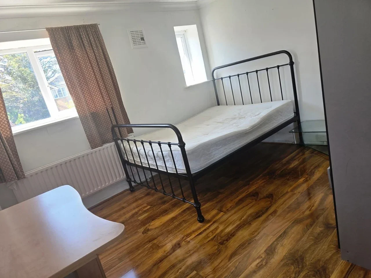 Room Morris Road in Greater London