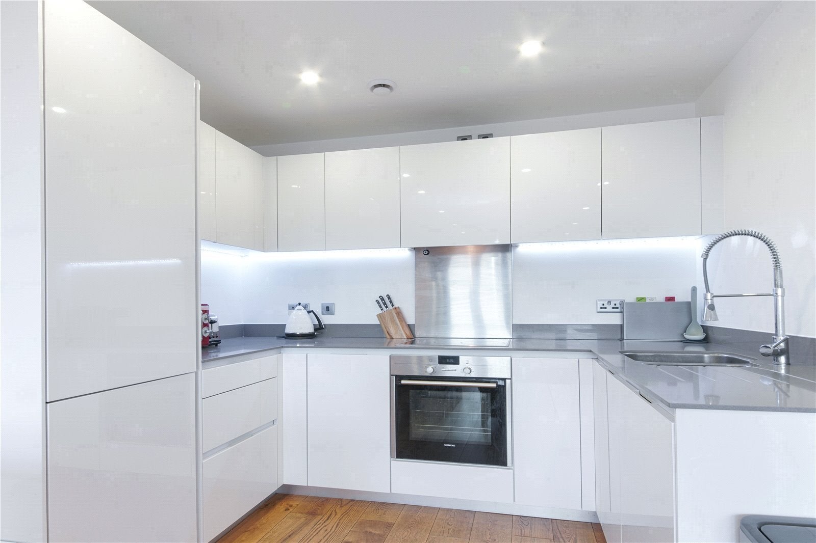 Flat Ropewalk in Greater London