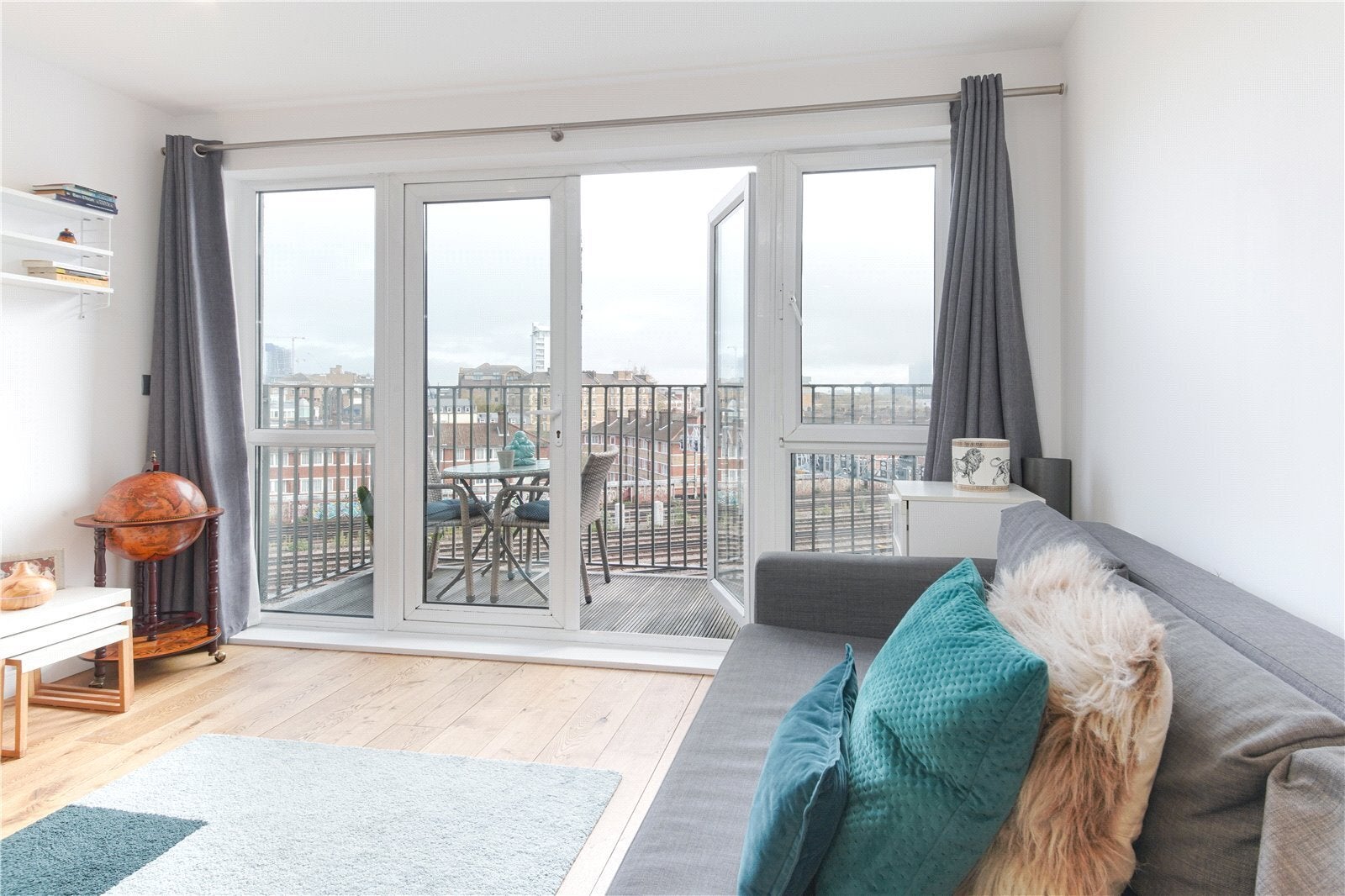 Flat Ropewalk in Greater London