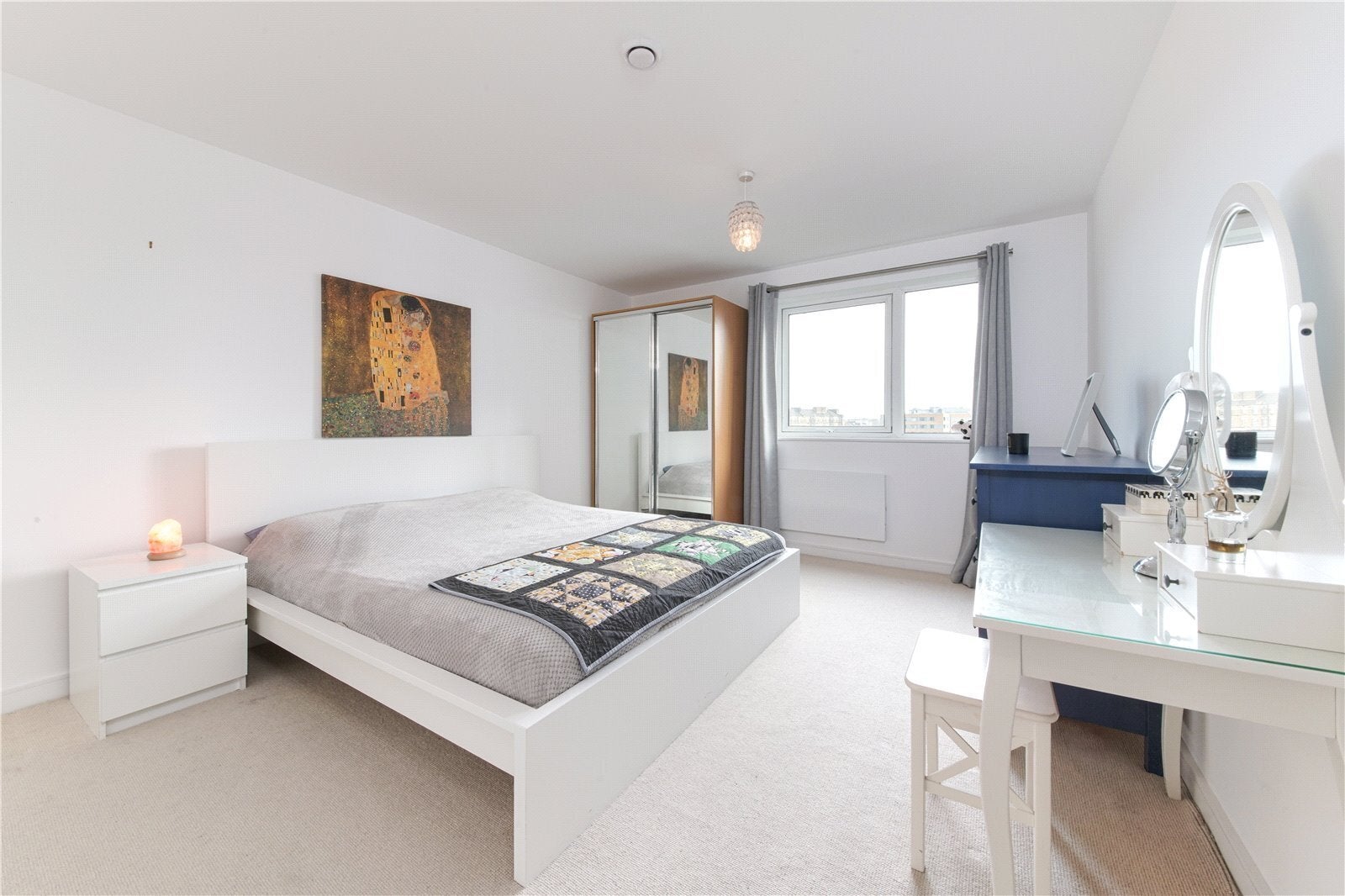 Flat Ropewalk in Greater London