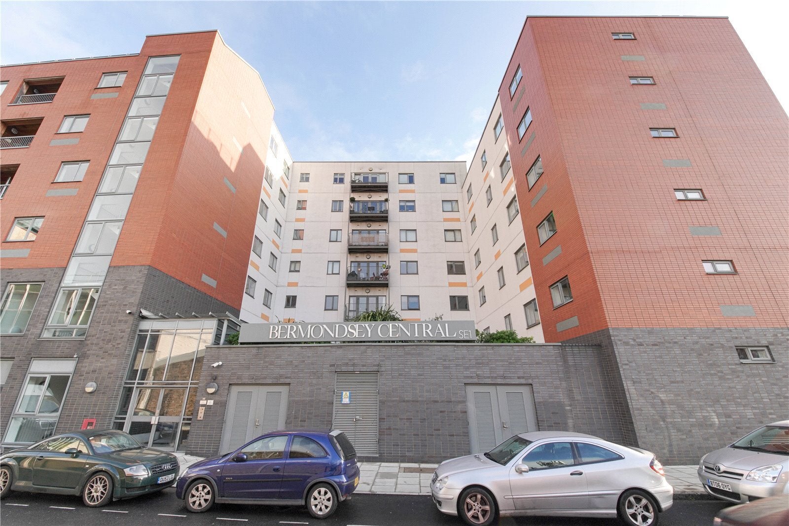 Flat Ropewalk in Greater London