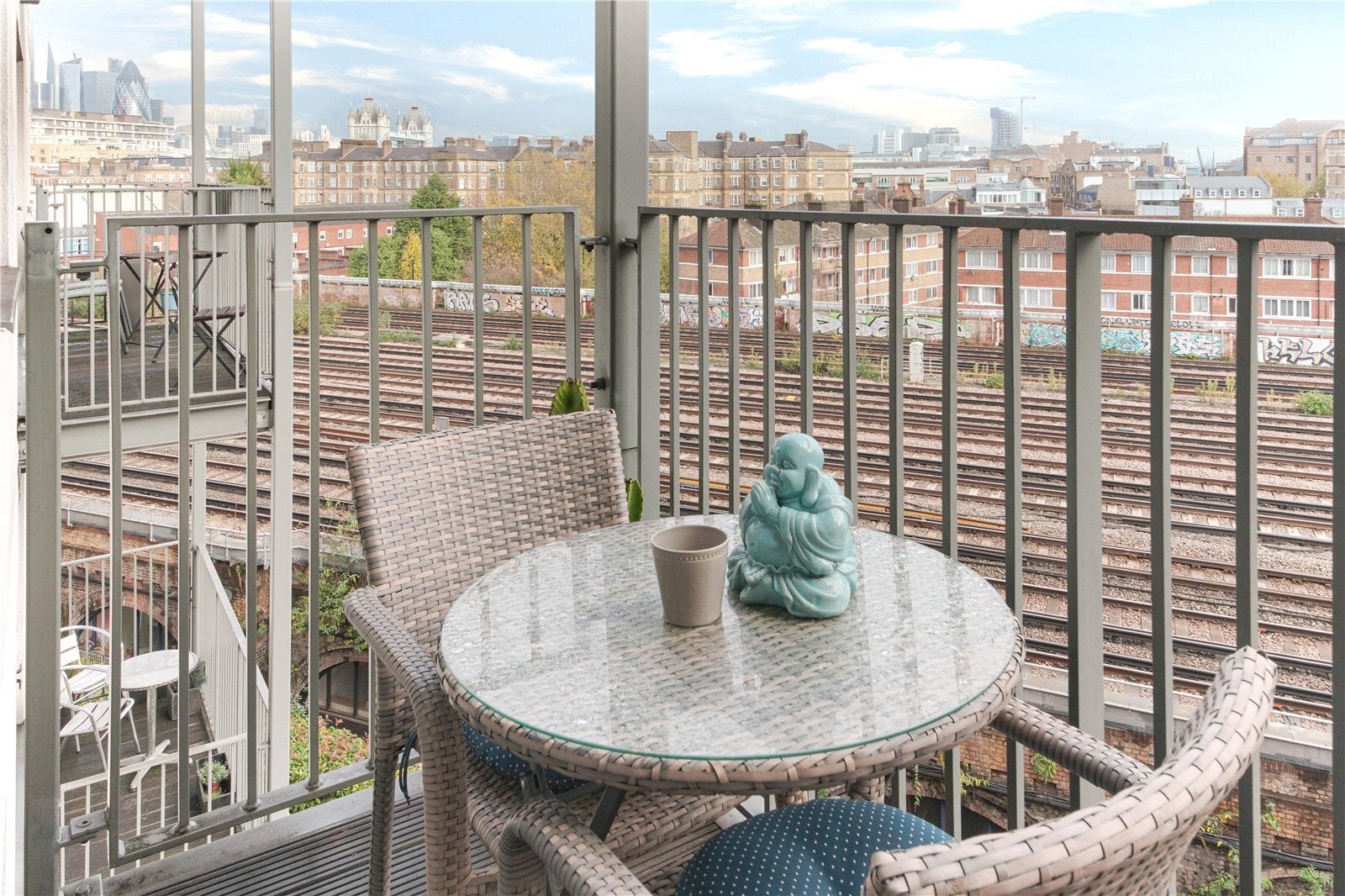 Flat Ropewalk in Greater London