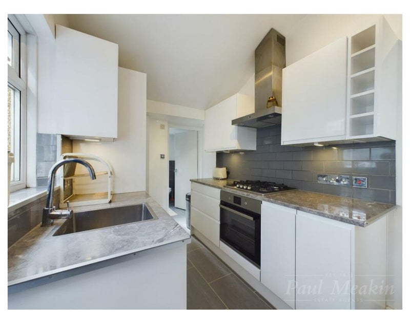 Room Crunden Road in Greater London