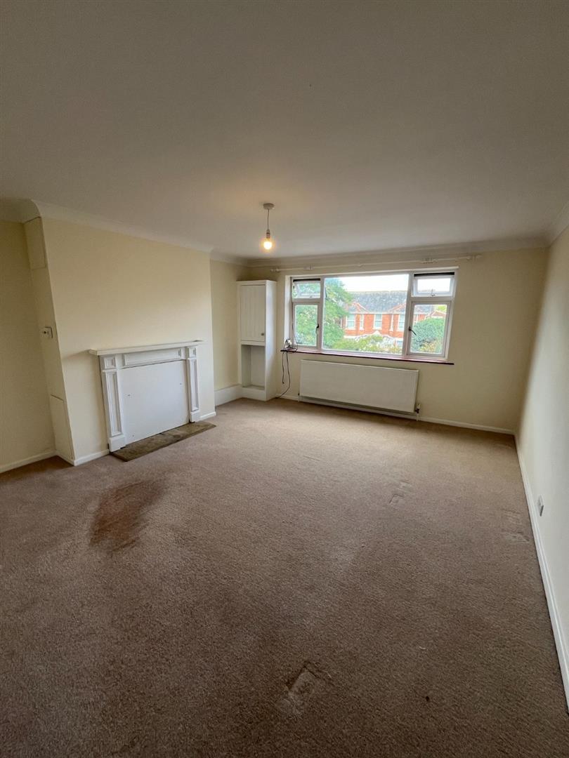 Flat Lymington Road in Highcliffe-on-Sea