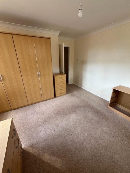 Flat Lymington Road in Highcliffe-on-Sea