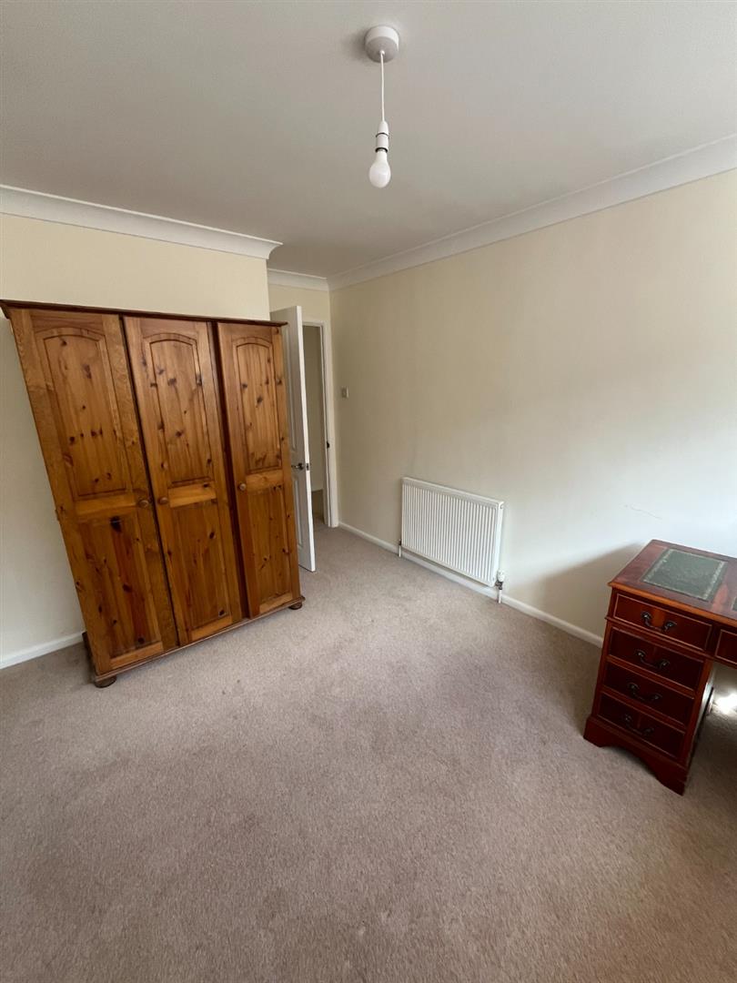 Flat Lymington Road in Highcliffe-on-Sea