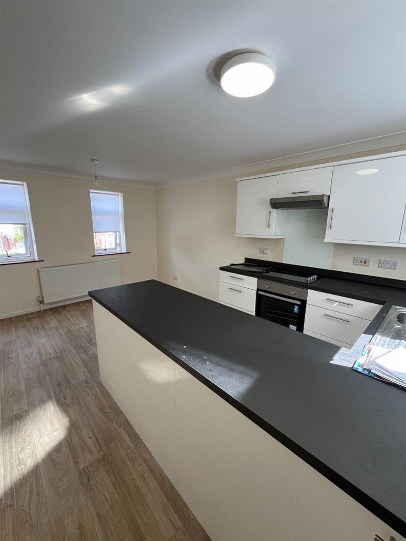 Flat Lymington Road in Highcliffe-on-Sea
