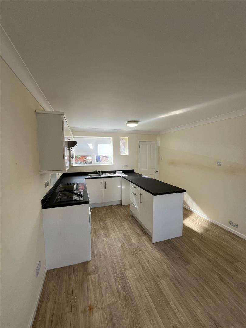 Flat Lymington Road in Highcliffe-on-Sea