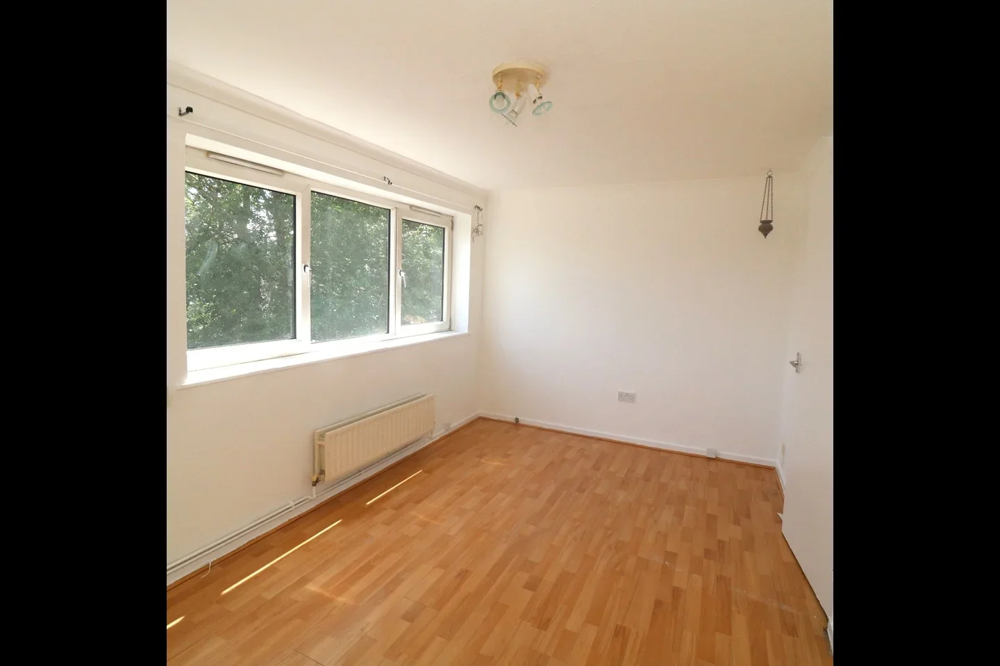 Flat Heron Court in Greater London