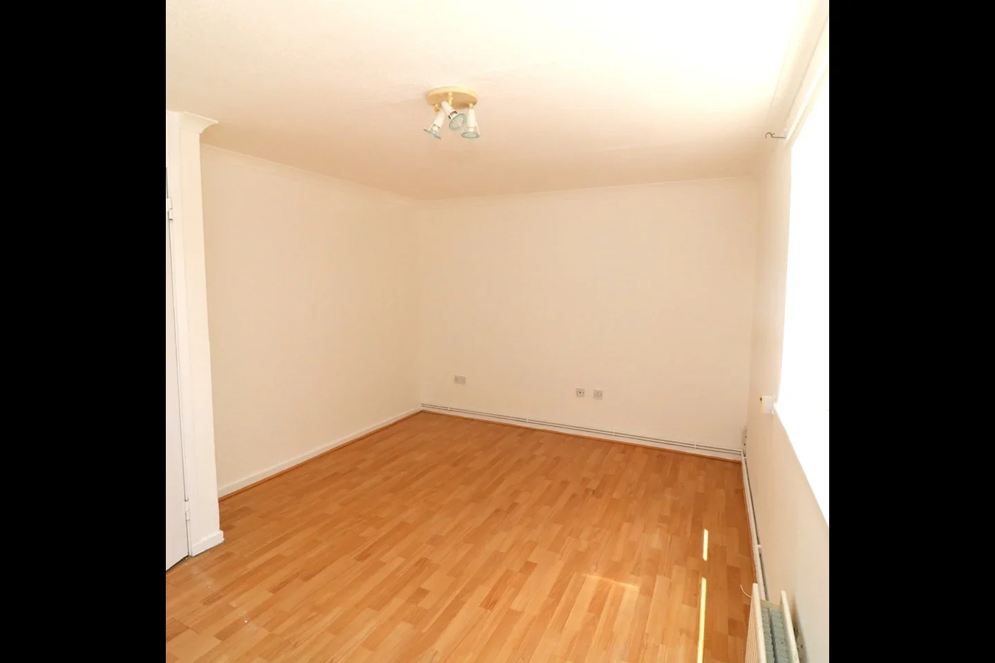 Flat Heron Court in Greater London
