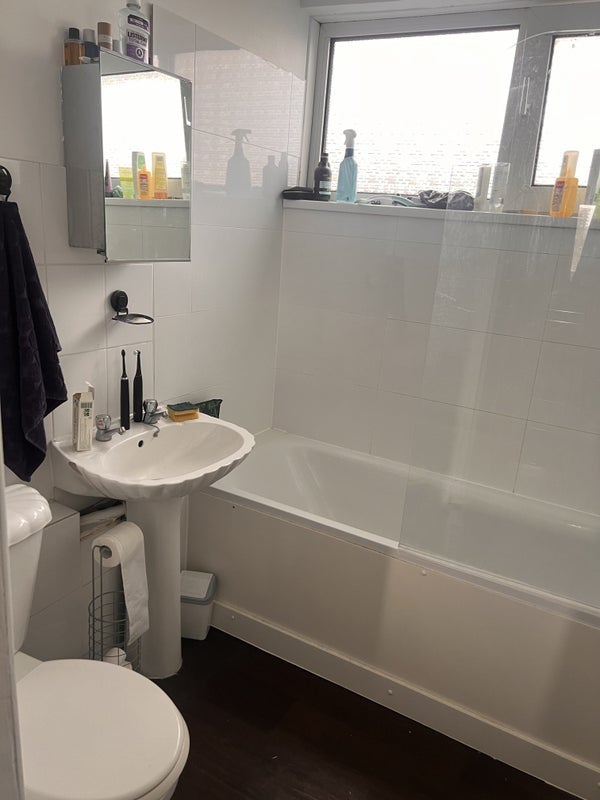 Room St Ann's Road in Greater London