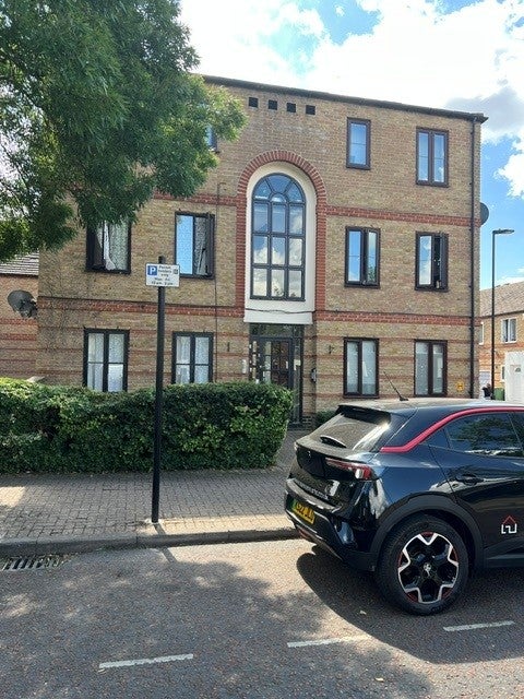 Flat Peridot Street in Greater London
