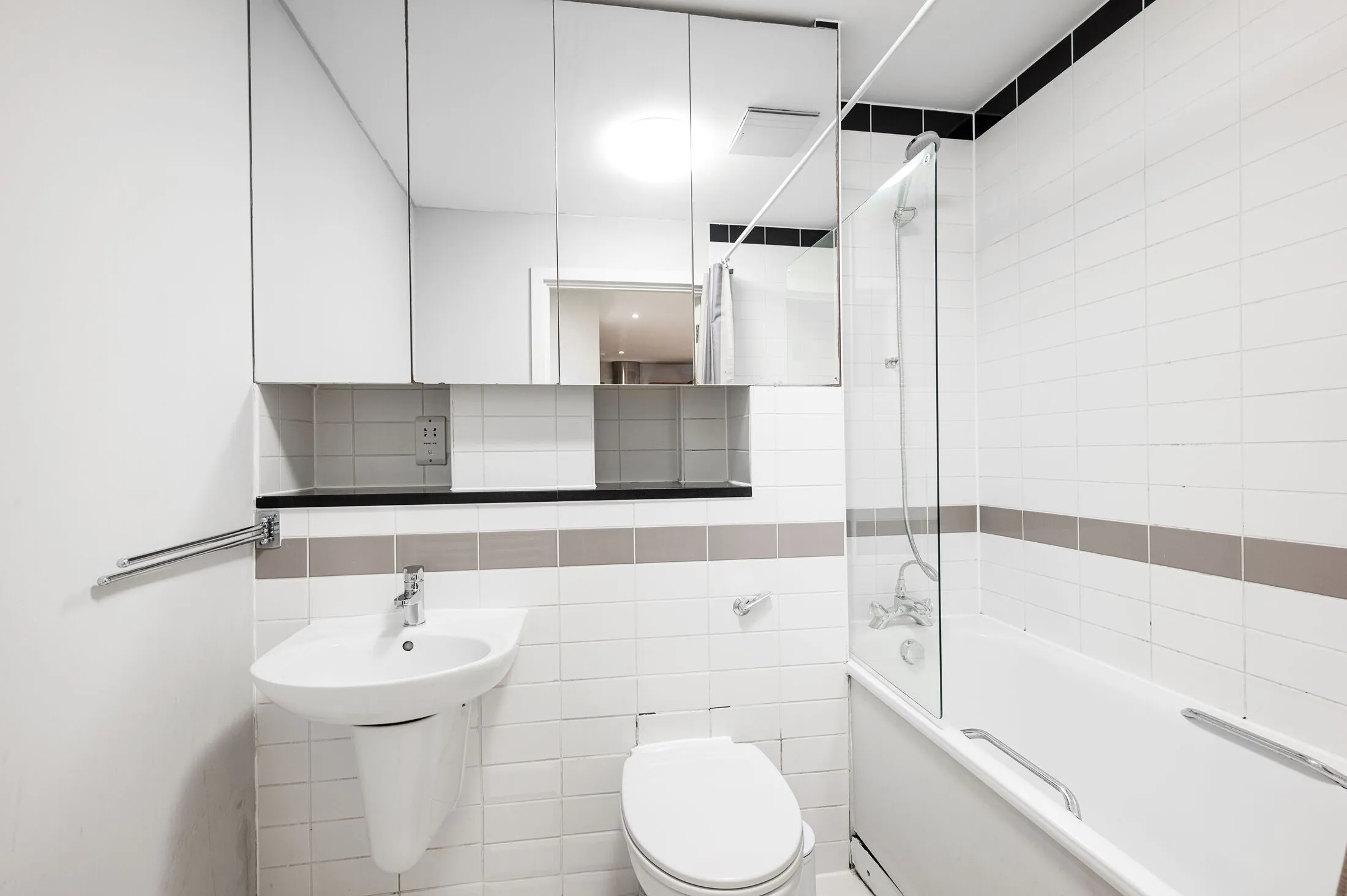 Flat Greystoke Place in City of London