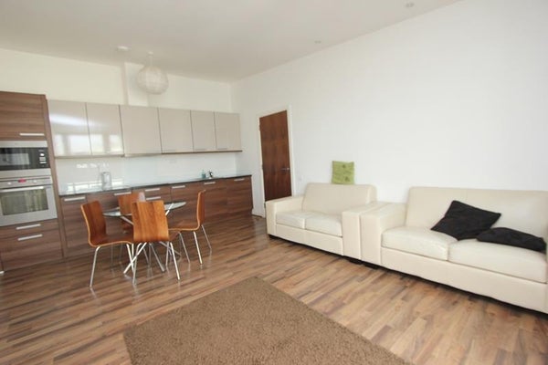 Flat Copenhagen Place in London