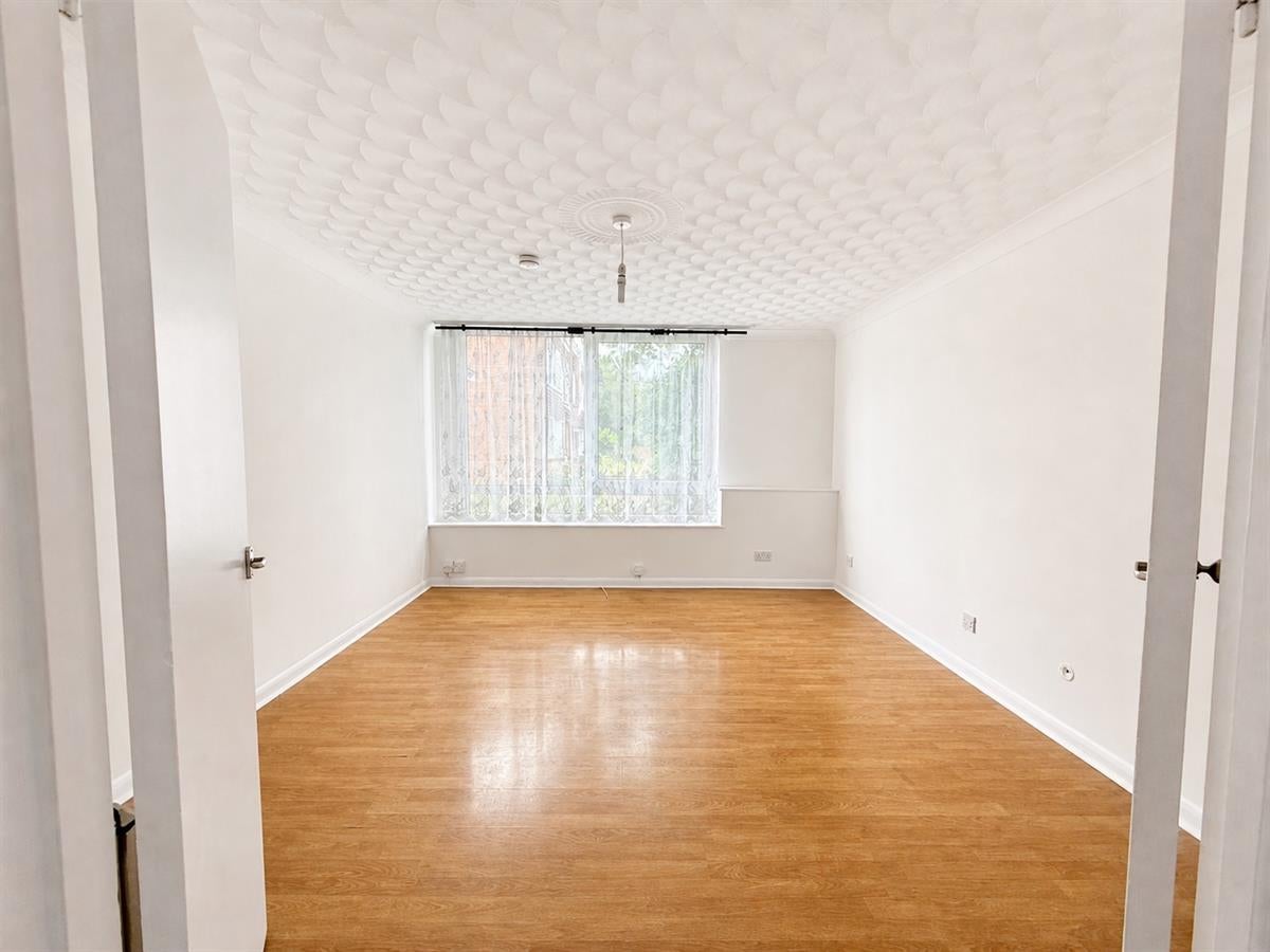 Flat Goldington Green in Bedford