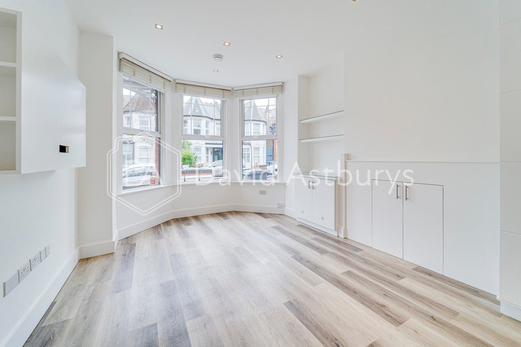 Flat Woodside Road in Greater London
