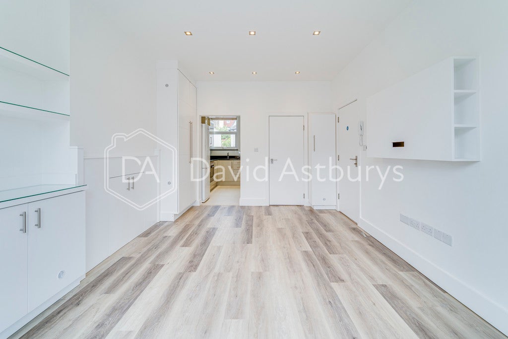 Flat Woodside Road in Greater London