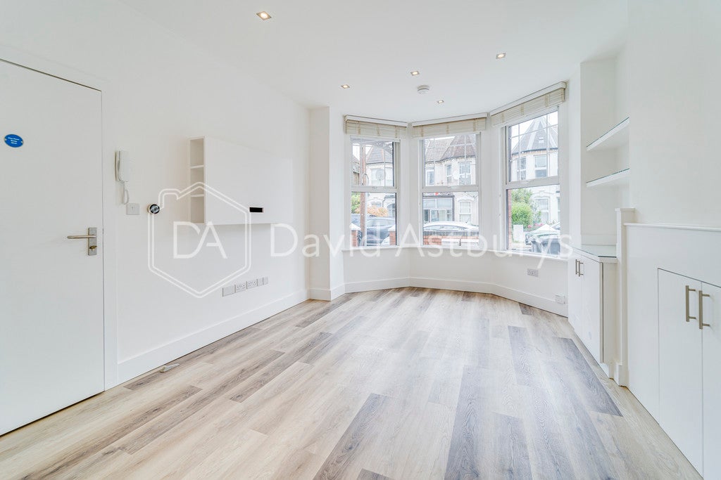 Flat Woodside Road in Greater London