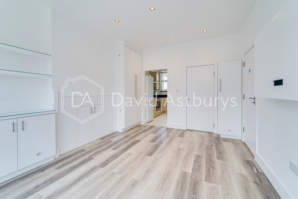 Flat Woodside Road in Greater London