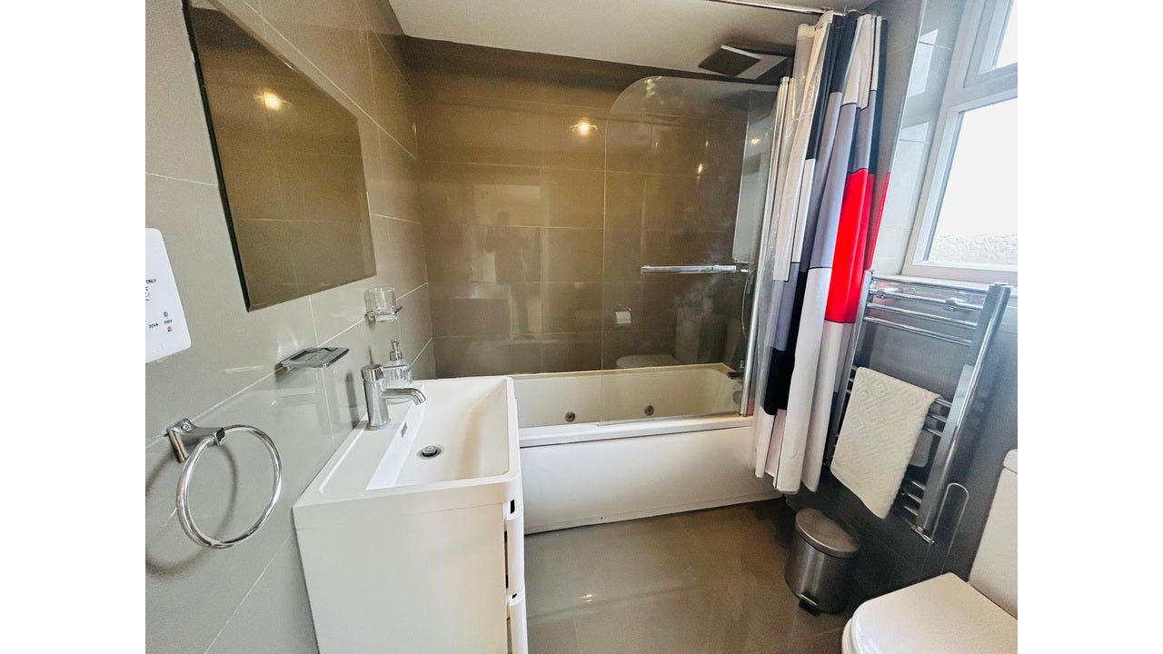 Room Eastcote Avenue in Greater London