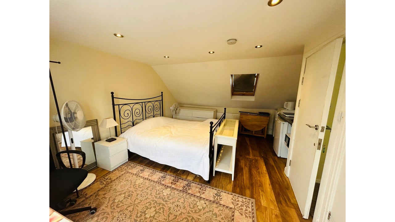 Room Eastcote Avenue in Greater London