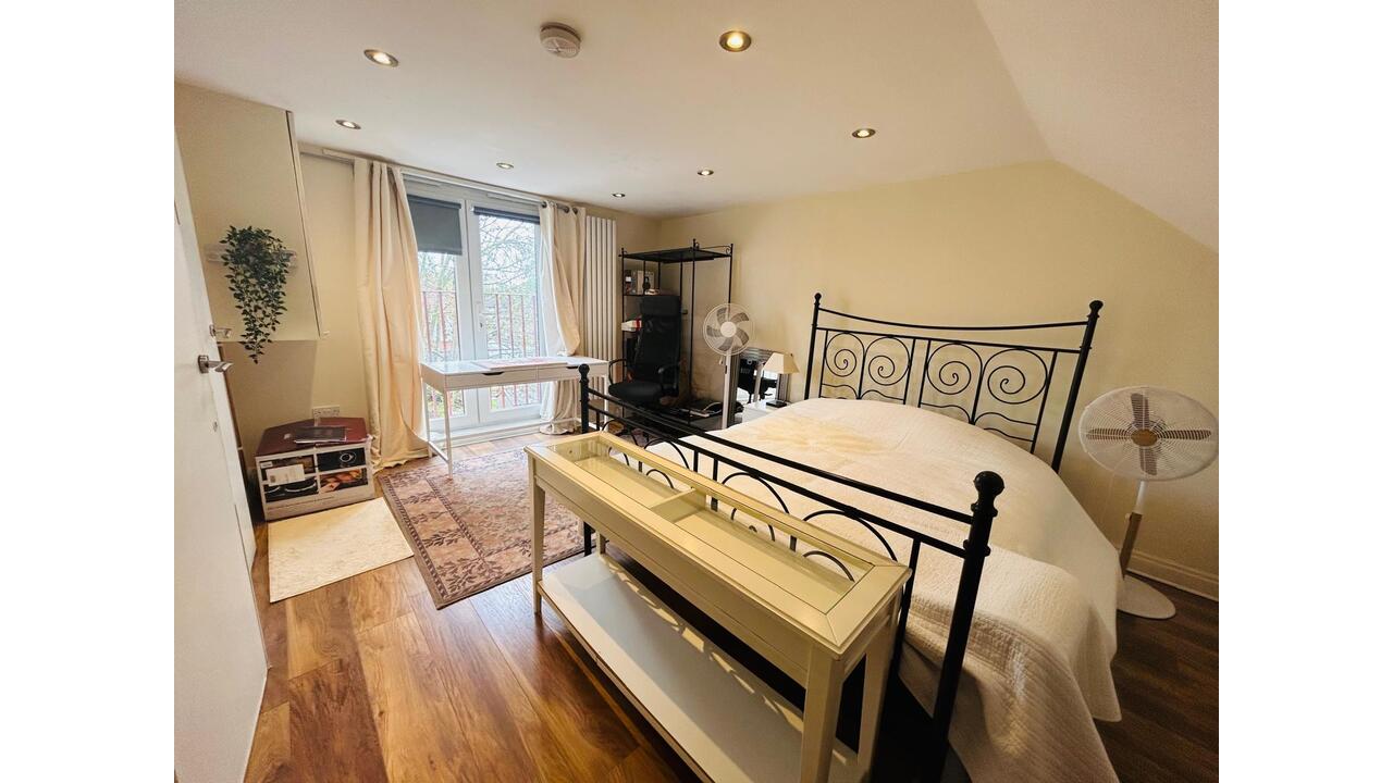 Room Eastcote Avenue in Greater London