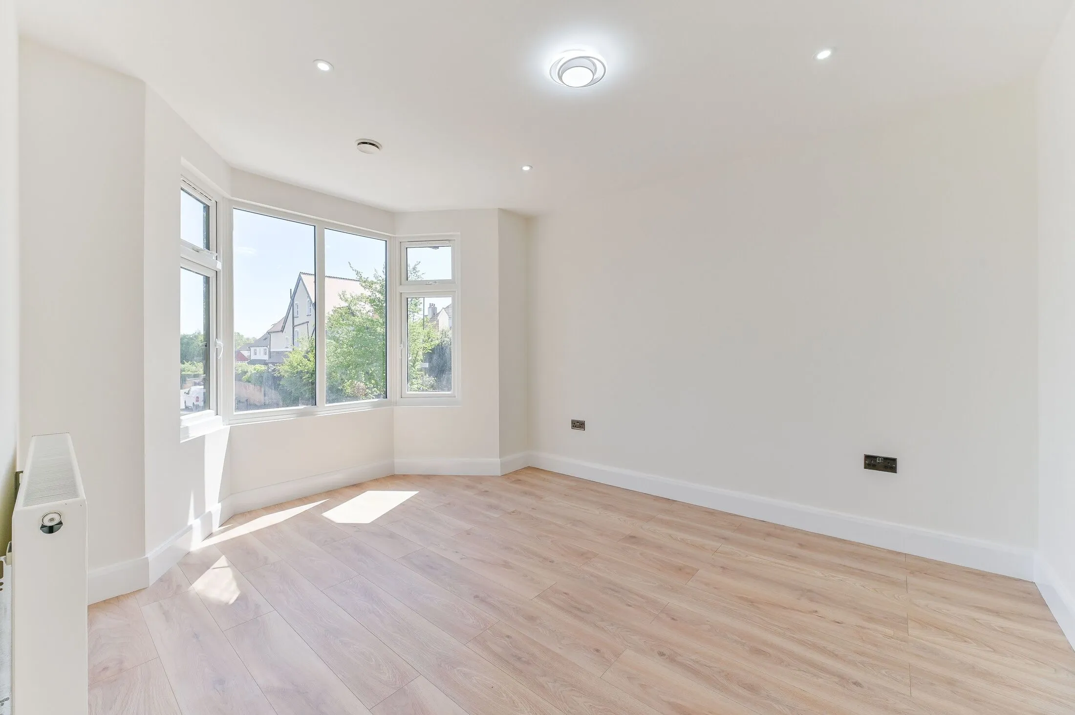 Flat Waverley Way in Greater London