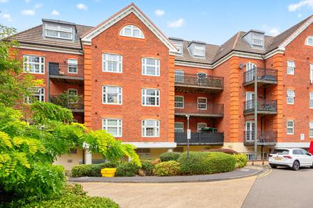 Flat Osnaburgh Hill in Surrey Heath