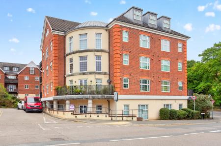 Flat Osnaburgh Hill in Surrey Heath