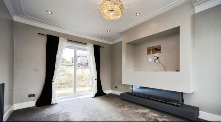 House Woodhall Park Crescent East in Leeds