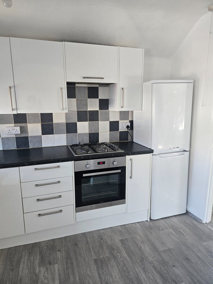 Flat Wiltshire Avenue in Slough