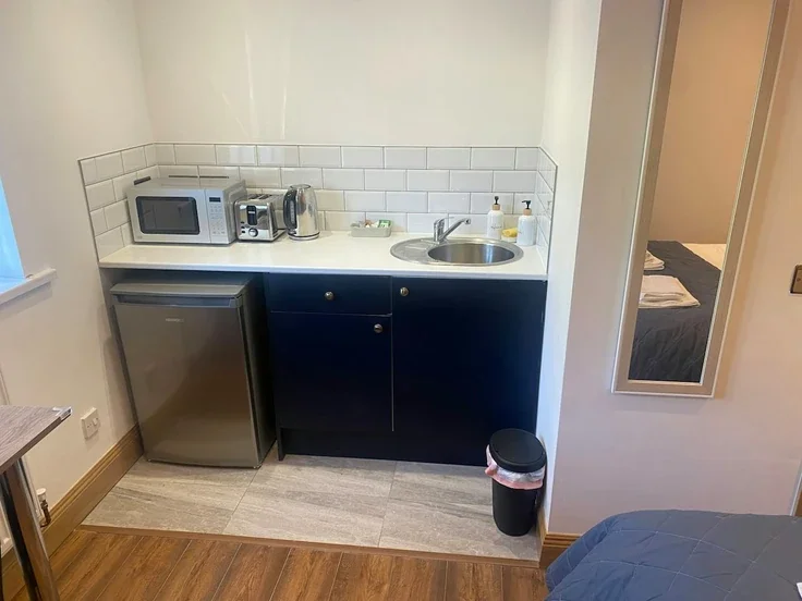 Room Longford Road in Coventry