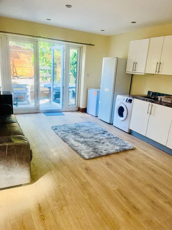Room The Woodlands in Greater London