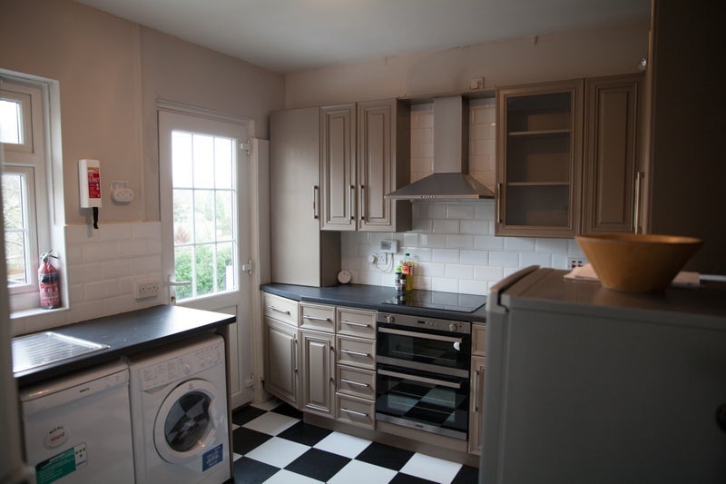 Room Garratt Lane in Greater London