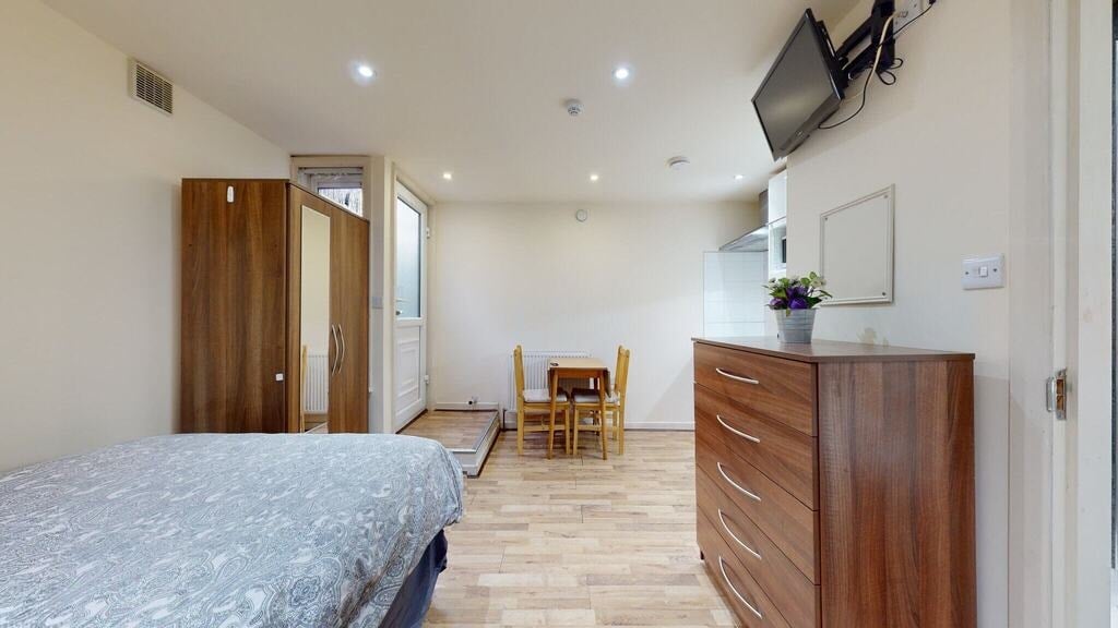 Room Ash Grove in Greater London