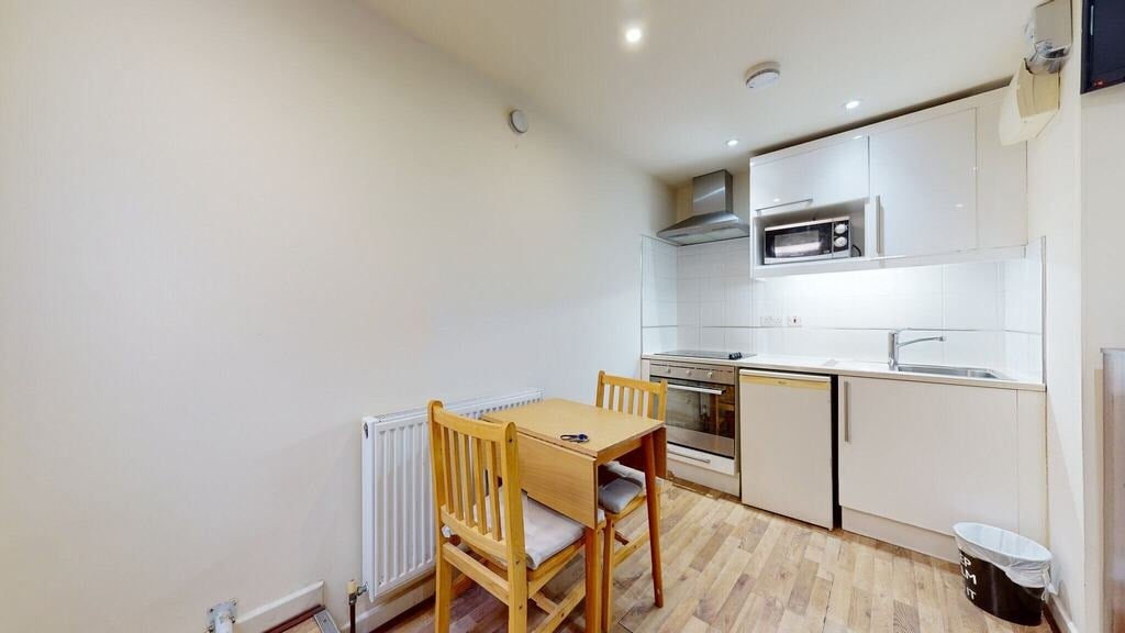 Room Ash Grove in Greater London
