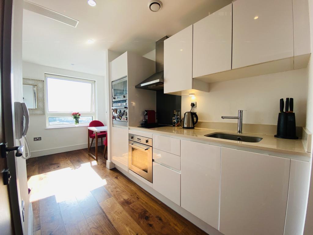 Flat Lincoln Plaza in Greater London