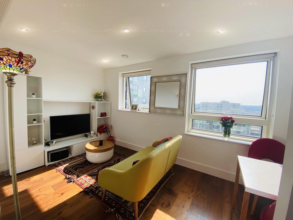 Flat Lincoln Plaza in Greater London