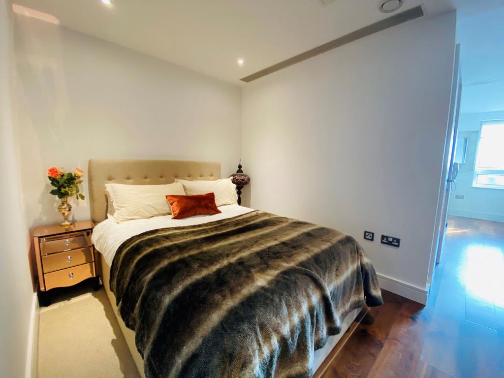 Flat Lincoln Plaza in Greater London
