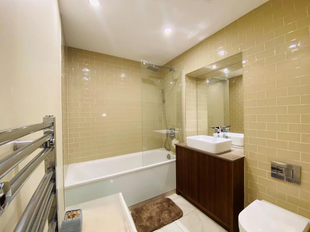 Flat Lincoln Plaza in Greater London