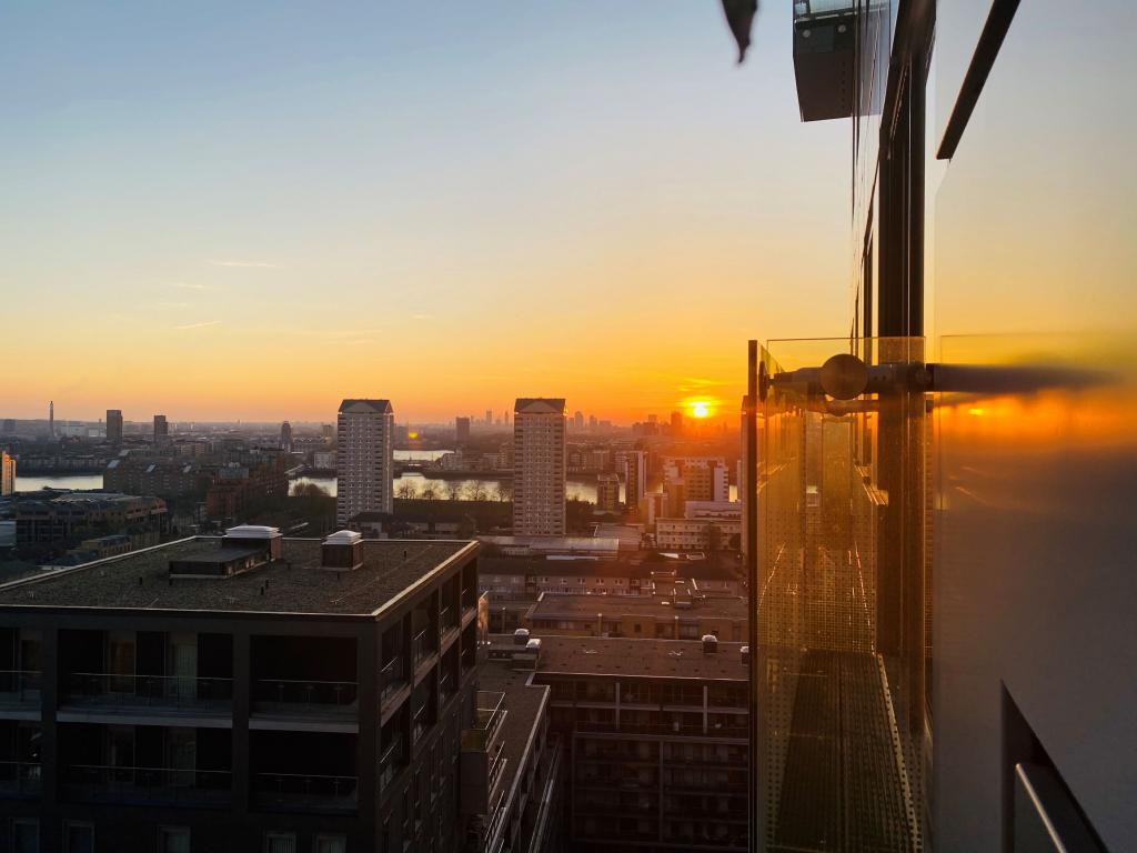 Flat Lincoln Plaza in Greater London