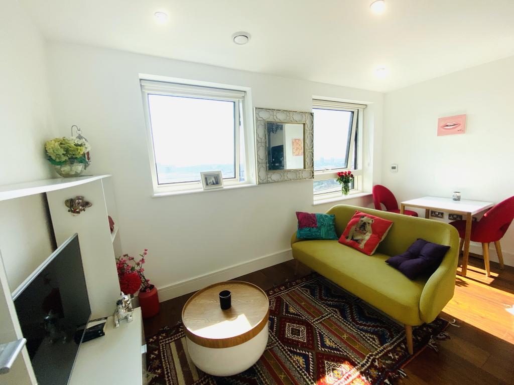 Flat Lincoln Plaza in Greater London