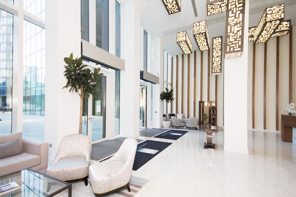 Flat Lincoln Plaza in Greater London