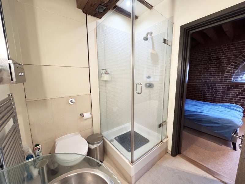 Room Hertsmere Road in Greater London