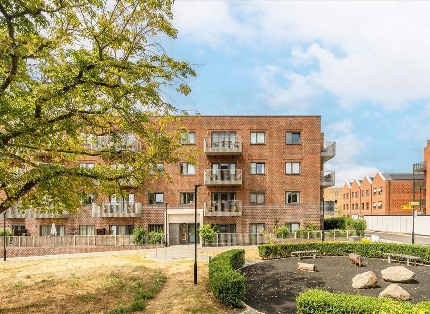 Flat Springfield Drive in Greater London