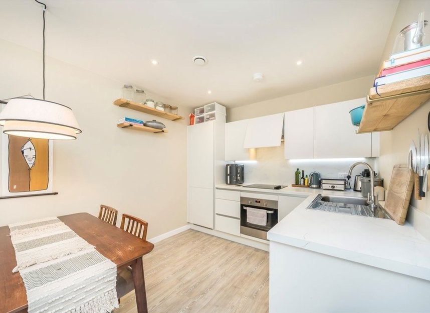 Flat Springfield Drive in Greater London